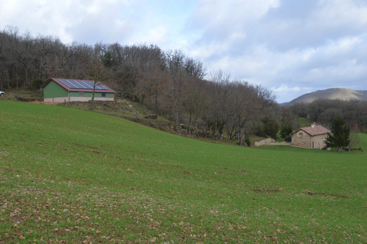 Alimentation électrique d'une bâtisse rénovée via l'installation d'une centrale PV sur bâtiment agricole