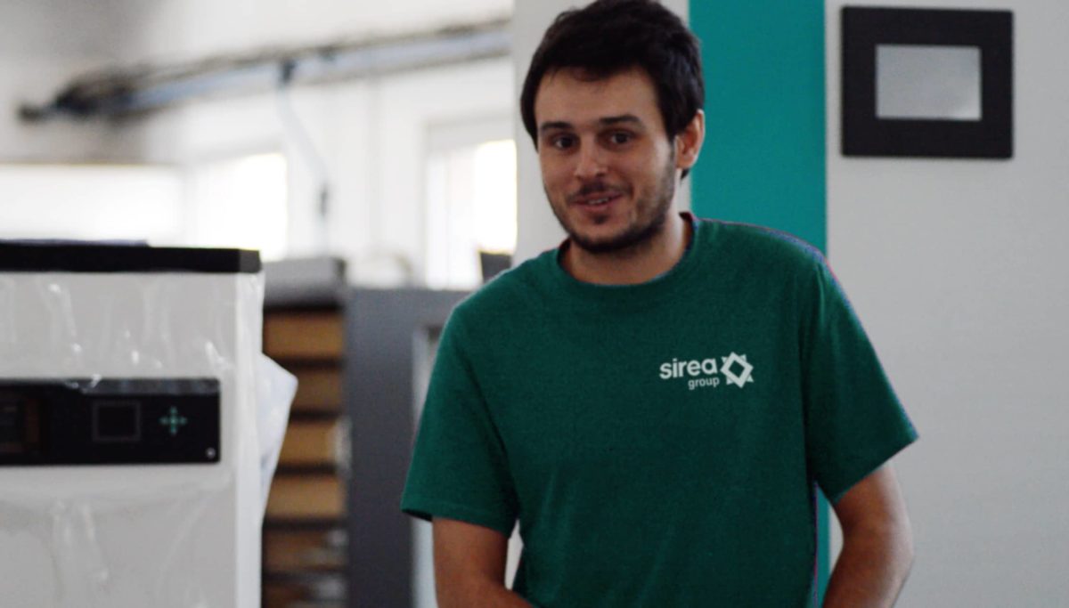 Ingénieur chez Sirea, Théo aménage un atelier d’assemblage d’armoires électriques pour les étudiants de l’ITC