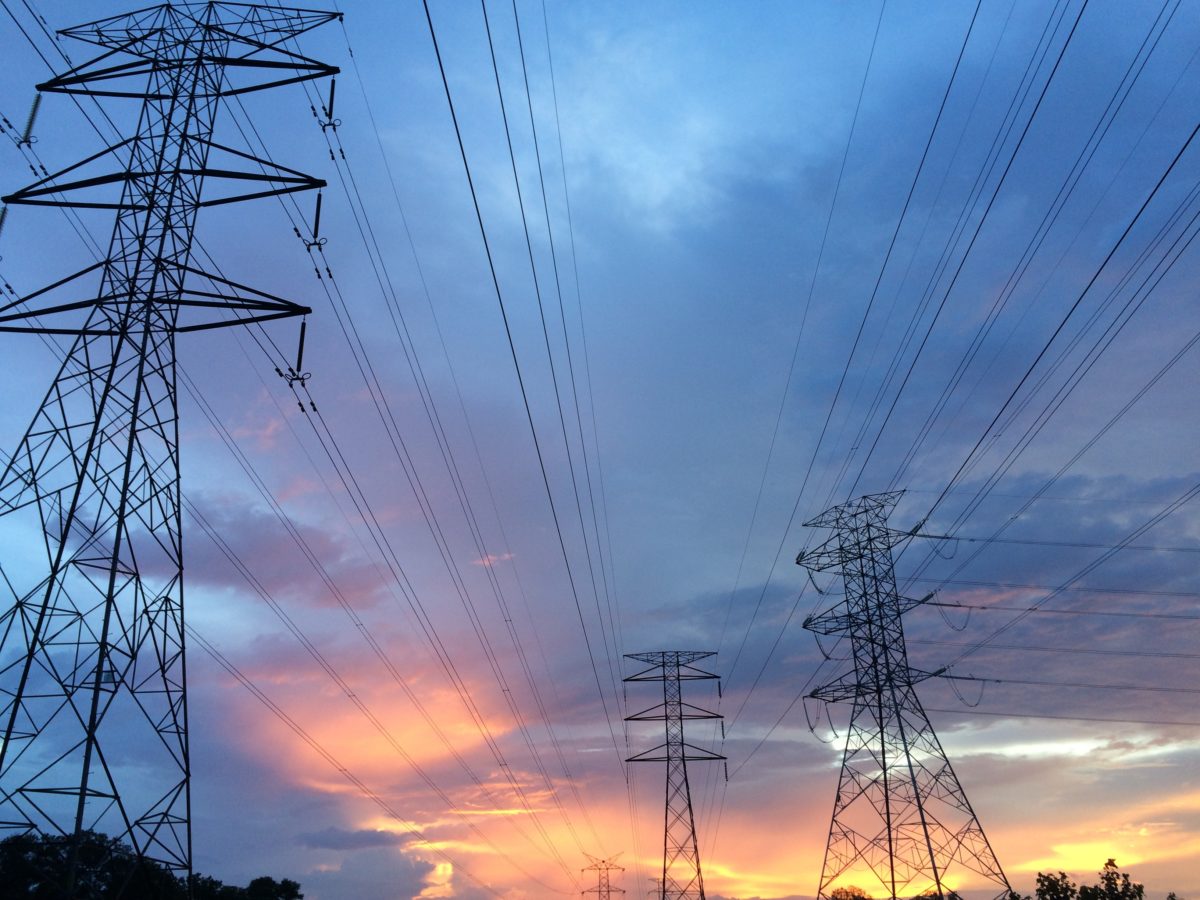 Énergie réactive : pourquoi diminuer sa puissance réactive grâce aux batteries de condensateurs ?